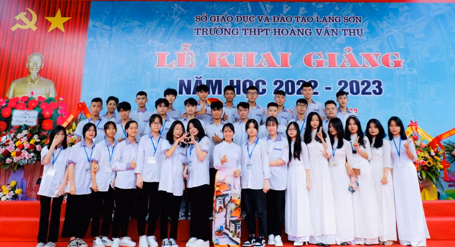 Cô Nguyễn Thị Lư, giáo viên dạy môn Giáo dục công dân, Trường THPT Hoàng Văn Thụ cùng học trò của mình.