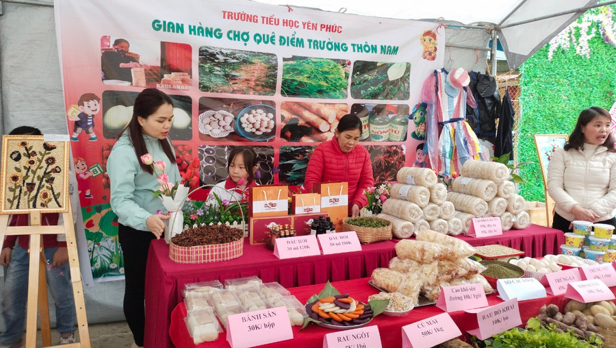 Phụ huynh, học sinh và giáo viên trưng bày gian hàng. Phụ huynh, học sinh và giáo viên trưng bày gian hàng.