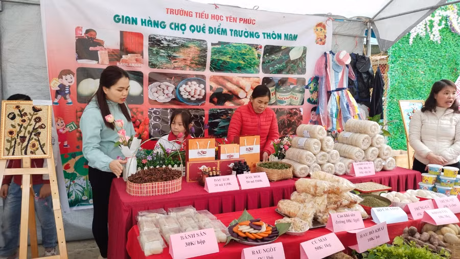 Phụ huynh, học sinh và giáo viên trưng bày gian hàng.