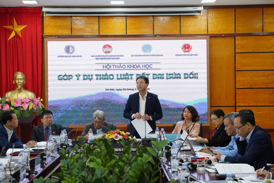 TS. Đoàn Trung Kiên - Hiệu trưởng Trường ĐH Luật phát biểu. TS. Đoàn Trung Kiên - Hiệu trưởng Trường ĐH Luật phát biểu.