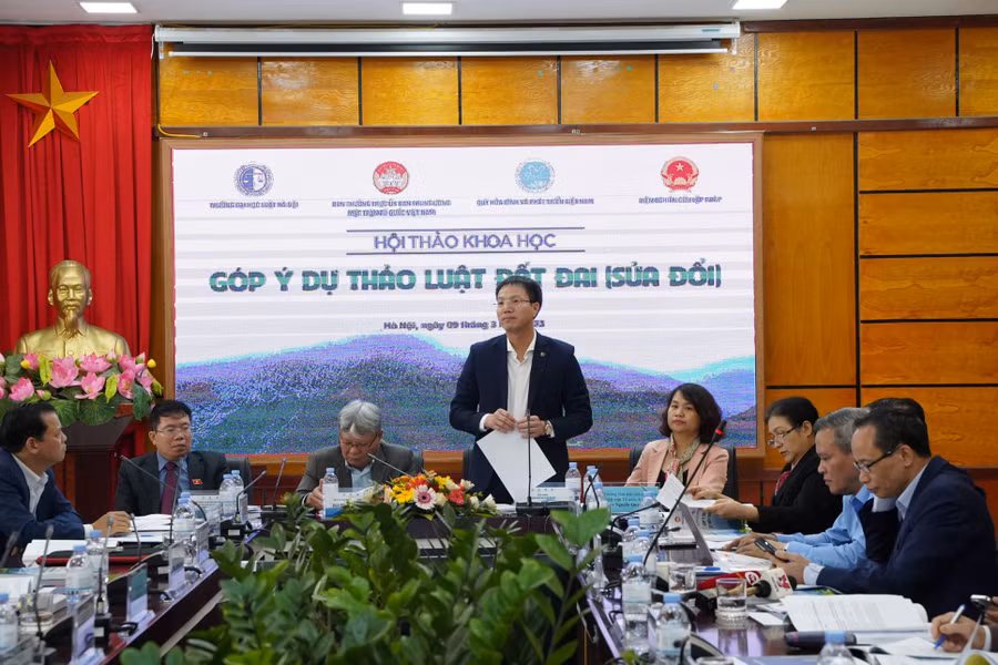 TS. Đoàn Trung Kiên - Hiệu trưởng Trường ĐH Luật phát biểu.