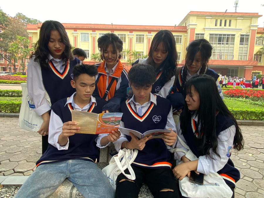Học sinh Trường THPT Cao Lộc tham gia ngày hội tuyển sinh hướng nghiệp năm 2023 tại Trường ĐH Thuỷ lợi. Ảnh Ngô Chuyên. Học sinh Trường THPT Cao Lộc tham gia ngày hội tuyển sinh hướng nghiệp năm 2023 tại Trường ĐH Thuỷ lợi. Ảnh Ngô Chuyên.