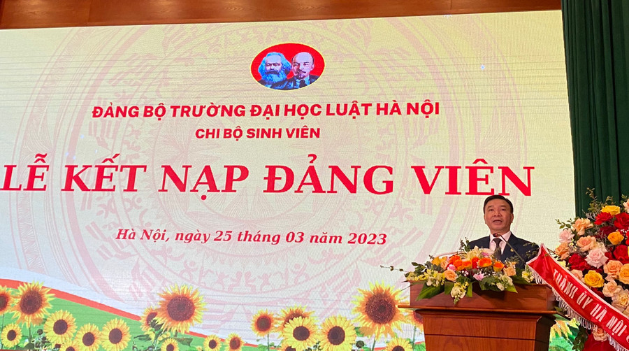 TS. Chu Mạnh Hùng - Chủ tịch Hội đồng Trường ĐH Luật Hà Nội phát biểu.