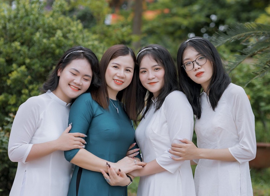 Cô Lê Thị Tâm cùng học trò. Cô Lê Thị Tâm cùng học trò.