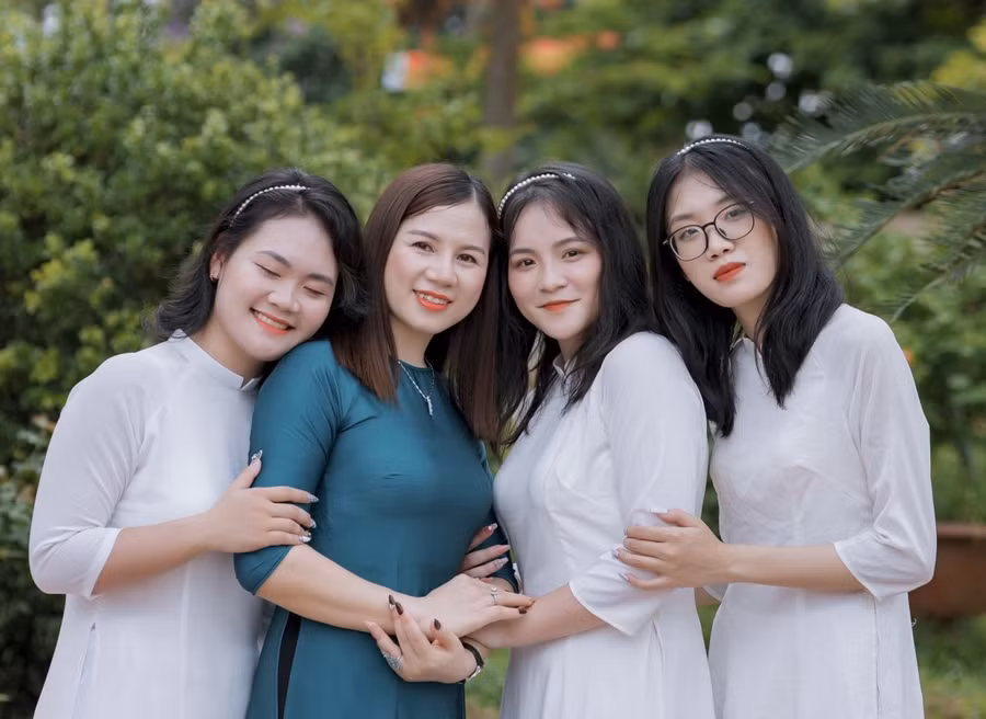 Cô Lê Thị Tâm cùng học trò.