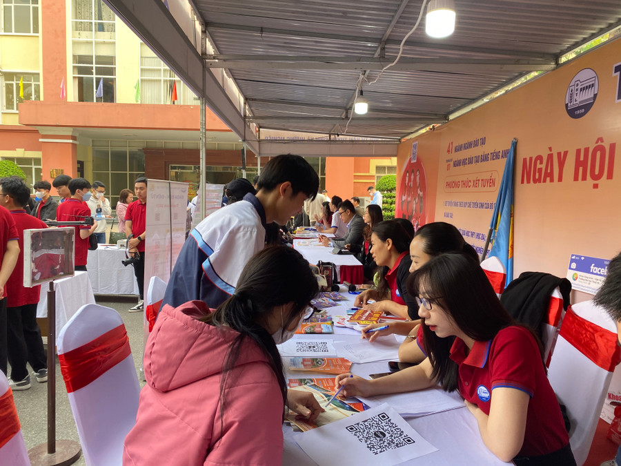 Học sinh tham gia Ngày hội tư vấn tuyển sinh, hướng nghiệp năm 2023 tại Trường ĐH Thuỷ lợi. Ảnh Ngô Chuyên.