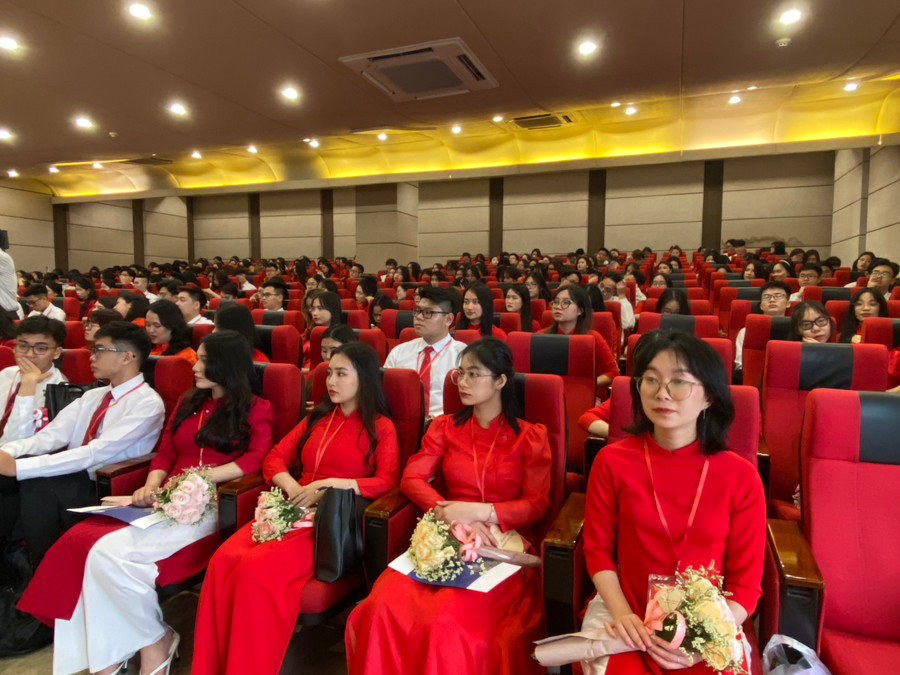 Nữ sinh Đỗ Quỳnh Trang (ngoài cùng bên phải), sinh viên năm cuối, ngành Luật Thương mại quốc tế, Trường ĐH Luật Hà Nội là một trong 114 sinh viên ưu tú được kết nạp Đảng. Ảnh Ngô Chuyên.