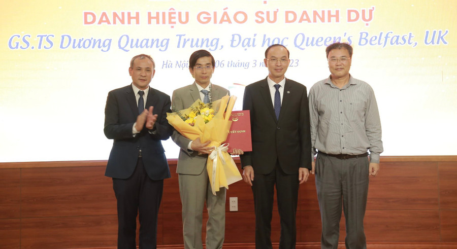 GS.TS Trịnh Minh Thụ (thứ 2 bên phải) - Hiệu trưởng Trường ĐH Thuỷ lợi chụp ảnh lưu niệm cùng GS. TS Dương Quang Trung (thứ ba, từ phải sang).