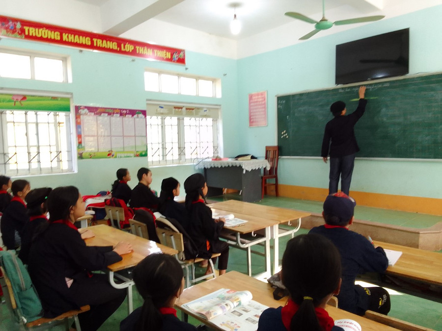 Thầy và trò Trường PTDTBT TH &amp; THCS Liên Hội. Ảnh NTCC.