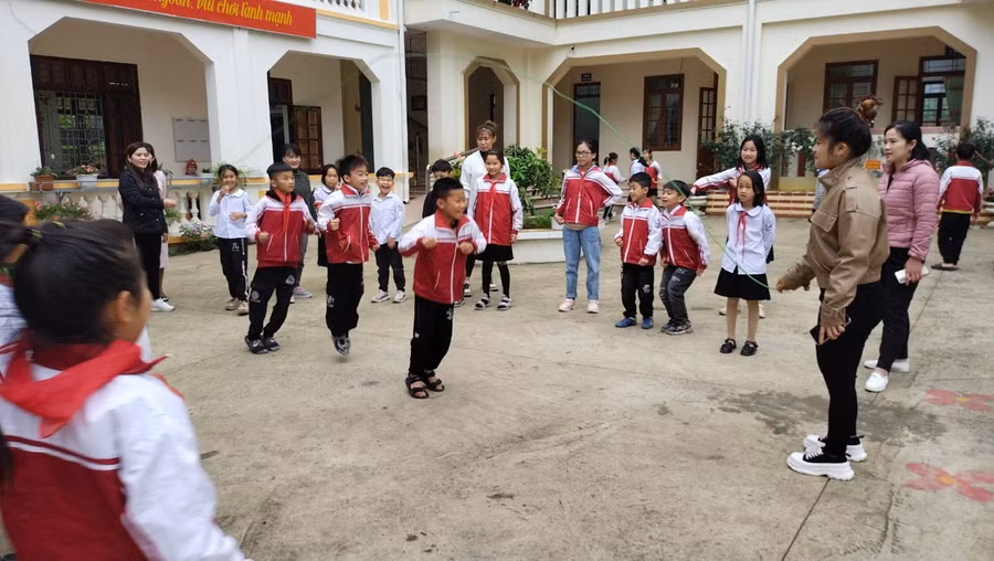 Học sinh Trường Tiểu học Phúc Yên tham gia hoạt động cùng học sinh.