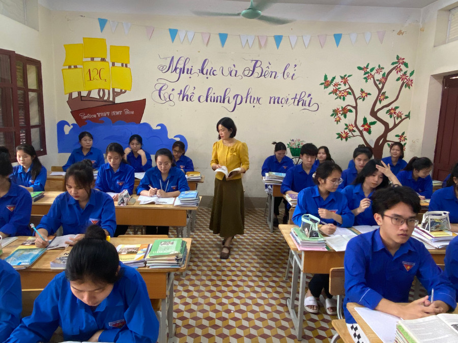 Cô Hoàng Thị Hoài Thu cố gắng tận dụng tối đa thời gian trên lớp để hướng dẫn học sinh. Ảnh Ngô Chuyên. Cô Hoàng Thị Hoài Thu cố gắng tận dụng tối đa thời gian trên lớp để hướng dẫn học sinh. Ảnh Ngô Chuyên.