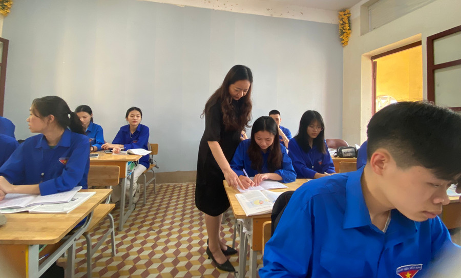 Cô Lương Ngọc Thanh trực tiếp hướng dẫn học sinh ôn bài. Ảnh Ngô Chuyên. Cô Lương Ngọc Thanh trực tiếp hướng dẫn học sinh ôn bài. Ảnh Ngô Chuyên.