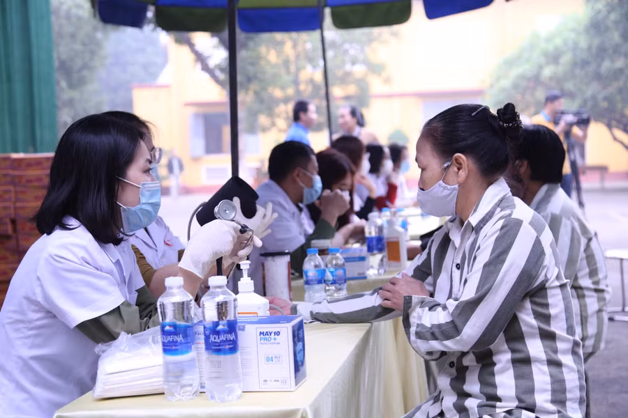 Các phạm nhân được khám sức khoẻ.