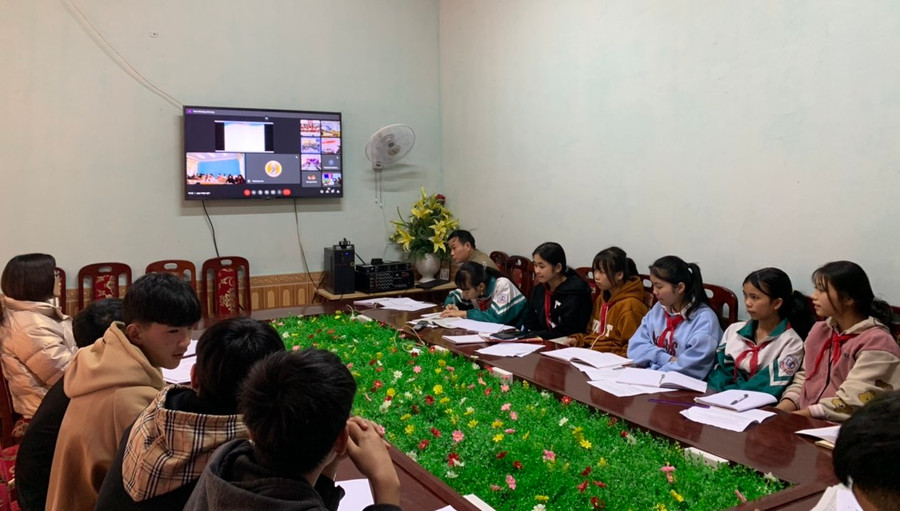 Giáo viên và học sinh lớp 9 Trường PTDTBT TH và THCS Hòa Bình tham gia dạy học kết nối với trường bạn. Ảnh NTCC.