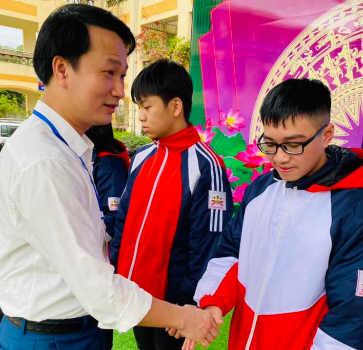Thầy Đặng Ngọc Tú - Hiệu trưởng Trường THPT Hoàng Văn Thụ luôn tâm niệm ngoài giảng dạy còn phải đồng hành, lắng nghe và chia sẻ với học sinh. Thầy Đặng Ngọc Tú - Hiệu trưởng Trường THPT Hoàng Văn Thụ luôn tâm niệm ngoài giảng dạy còn phải đồng hành, lắng nghe và chia sẻ với học sinh.