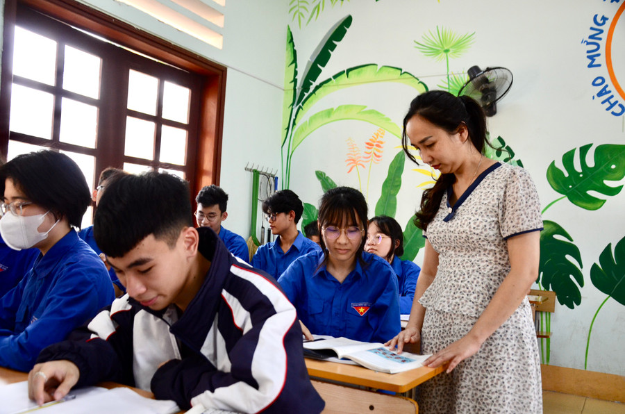 Cô Trần Thị Thu Huyền – Phó hiệu trưởng Trường THPT Việt Bắc hướng dẫn học sinh ôn tập. Ảnh Ngô Chuyên. Cô Trần Thị Thu Huyền – Phó hiệu trưởng Trường THPT Việt Bắc hướng dẫn học sinh ôn tập. Ảnh Ngô Chuyên.