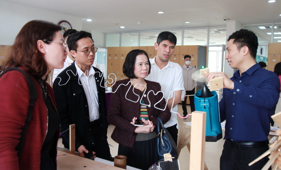 Các thầy cô được trực tiếp trải nghiệm các thành quả về ứng dụng CNTT và các sản phẩm từ hoạt động giáo dục STEM. Các thầy cô được trực tiếp trải nghiệm các thành quả về ứng dụng CNTT và các sản phẩm từ hoạt động giáo dục STEM.