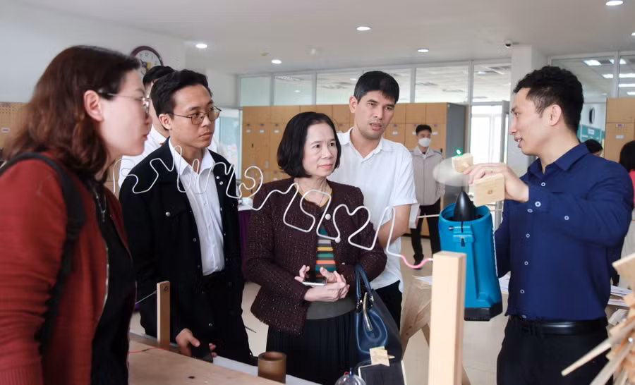 Các thầy cô được trực tiếp trải nghiệm các thành quả về ứng dụng CNTT và các sản phẩm từ hoạt động giáo dục STEM.