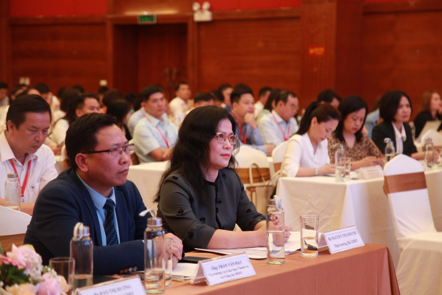 Các đại biểu dự hội thảo. Các đại biểu dự hội thảo.