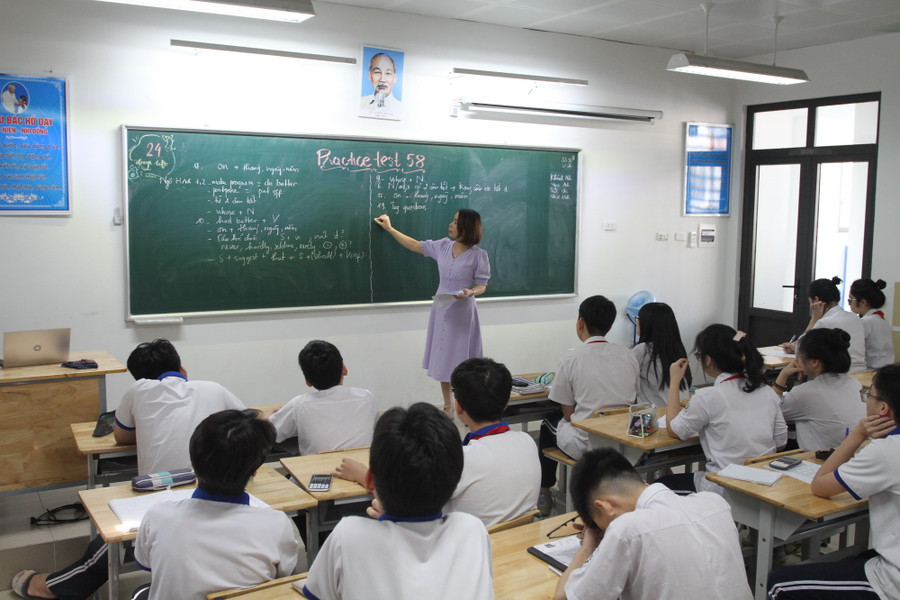 Giờ học tiếng Anh của cô trò Trường THCS Hoàng Mai (quận Hoàng Mai, Hà Nội).