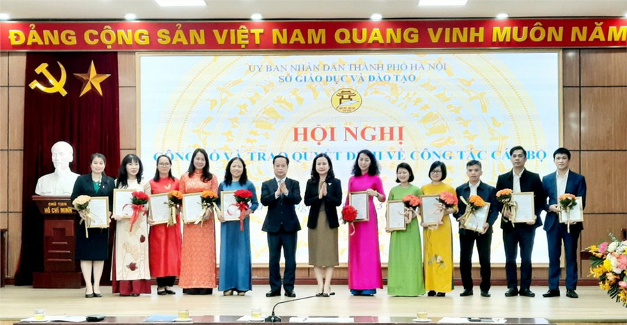 Lãnh đạo Sở GD&ĐT Hà Nội trao quyết định công nhận, công nhận lại cán bộ quản lý các trường tư thục. Lãnh đạo Sở GD&ĐT Hà Nội trao quyết định công nhận, công nhận lại cán bộ quản lý các trường tư thục.