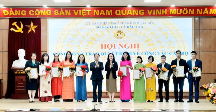 Lãnh đạo Sở GD&amp;ĐT Hà Nội trao quyết định công nhận, công nhận lại cán bộ quản lý các trường tư thục.