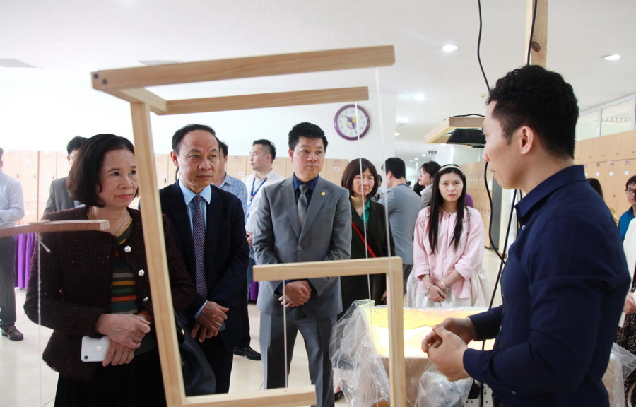 Các đại biểu tham quan các gian trưng bày sản phẩm ứng dụng CNTT và STEM. Các đại biểu tham quan các gian trưng bày sản phẩm ứng dụng CNTT và STEM.