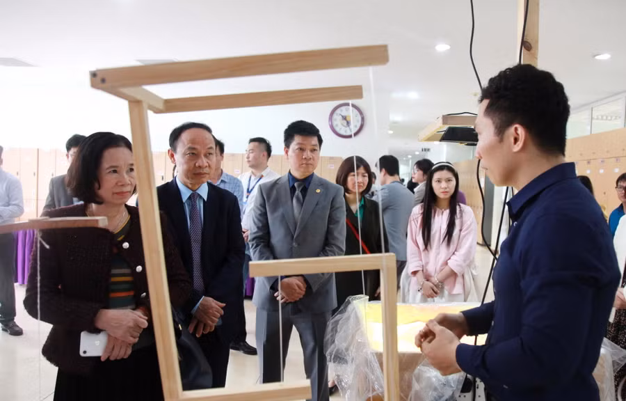 Các đại biểu tham quan các gian trưng bày sản phẩm ứng dụng CNTT và STEM.