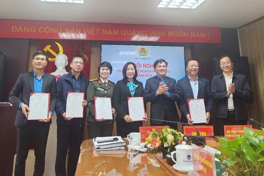 Các đơn vị Khối thi đua số 2 ký kết giao ước thi đua dưới sự chứng kiến của Phó Chủ tịch Tổng LĐLĐVN Nguyễn Xuân Hùng. Các đơn vị Khối thi đua số 2 ký kết giao ước thi đua dưới sự chứng kiến của Phó Chủ tịch Tổng LĐLĐVN Nguyễn Xuân Hùng.