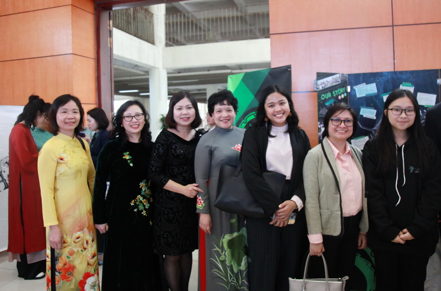 Các thành viên trong đoàn công tác bày tỏ niềm vui khi đến thăm và tìm hiểu mô hình giáo dục Trường THPT chuyên Hà Nội - Amsterdam. Các thành viên trong đoàn công tác bày tỏ niềm vui khi đến thăm và tìm hiểu mô hình giáo dục Trường THPT chuyên Hà Nội - Amsterdam.