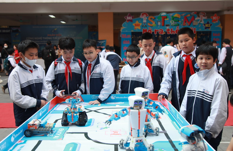 Điểm nhấn đáng chú ý trong khuôn khổ của hội thảo là khu vực trưng bày các sản phẩm STEM do giáo viên, học sinh thành phố thiết kế. Điểm nhấn đáng chú ý trong khuôn khổ của hội thảo là khu vực trưng bày các sản phẩm STEM do giáo viên, học sinh thành phố thiết kế.