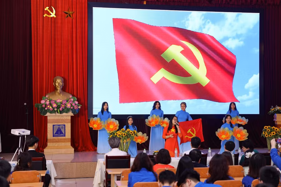 Tiết mục văn nghệ do học sinh Trường THPT chuyên Hà Nội - Amsterdam thể hiện trong lễ kết nạp Đảng viên. Tiết mục văn nghệ do học sinh Trường THPT chuyên Hà Nội - Amsterdam thể hiện trong lễ kết nạp Đảng viên.