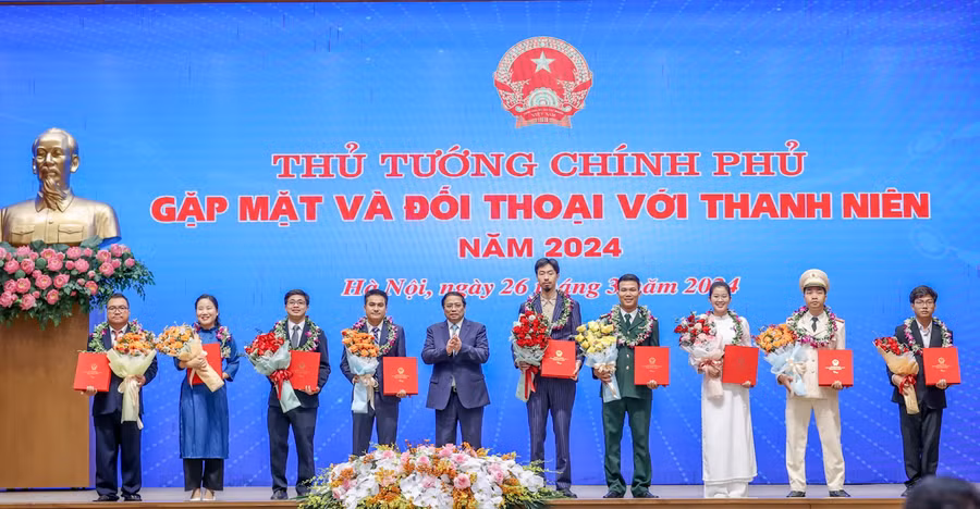 Thủ tướng chúc mừng các gương mặt trẻ tiêu biểu. Ảnh VGP