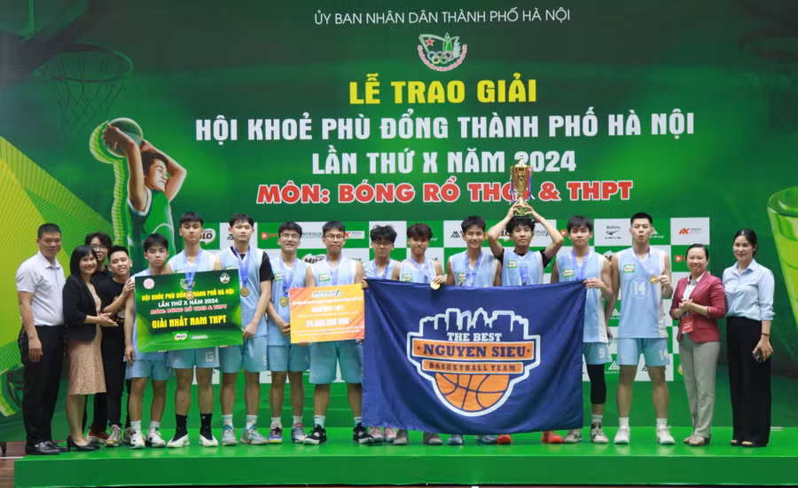 Ban tổ chức trao cúp vô địch nội dung Nam THPT cho đội bóng Trường THPT Nguyễn Siêu.