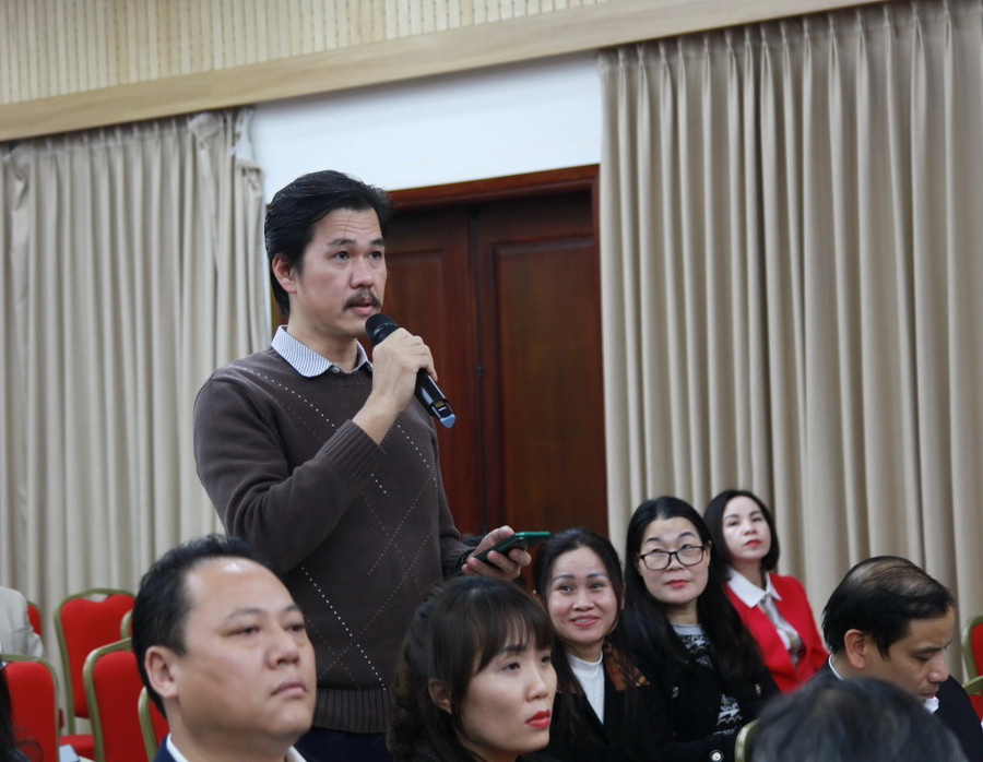 Giáo viên chia sẻ kinh nghiệm tại hội thảo. Giáo viên chia sẻ kinh nghiệm tại hội thảo.