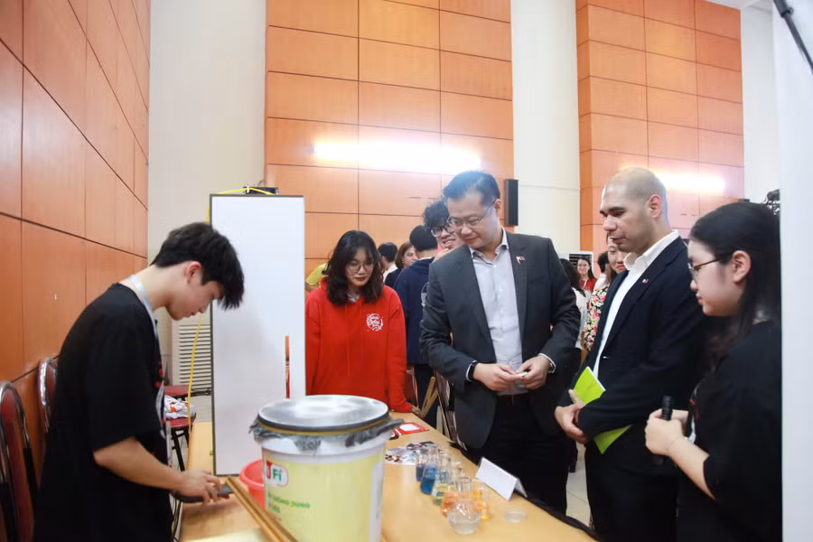 Thượng nghị sĩ Sherwin Gatchalian ấn tượng với sự năng động, sáng tạo của học sinh Việt Nam. Thượng nghị sĩ Sherwin Gatchalian ấn tượng với sự năng động, sáng tạo của học sinh Việt Nam.