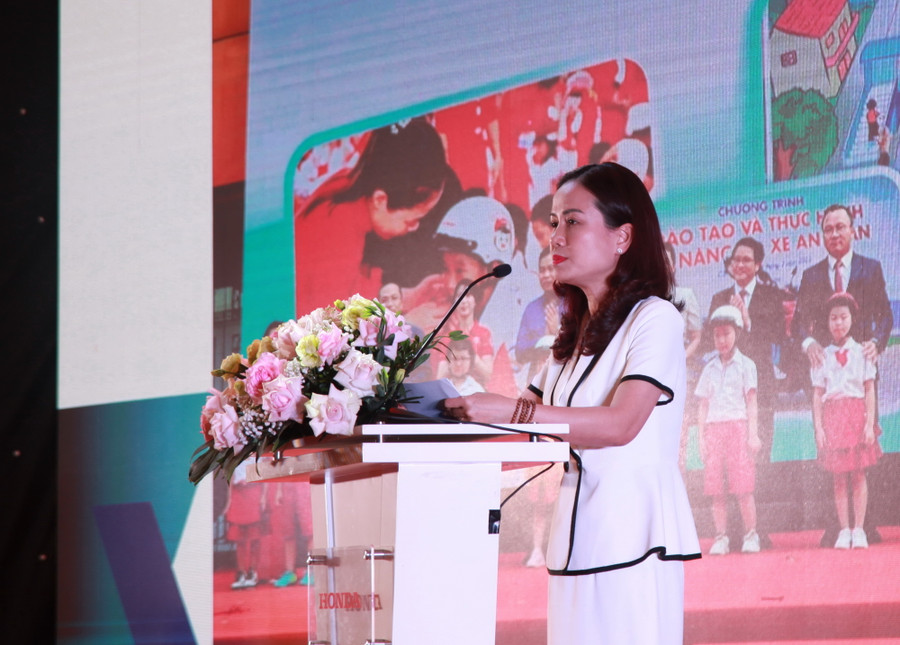 Phó Giám đốc Sở GD&ĐT Hà Nội Vương Hương Giang trình bày tham luận tại hội thảo. Phó Giám đốc Sở GD&ĐT Hà Nội Vương Hương Giang trình bày tham luận tại hội thảo.