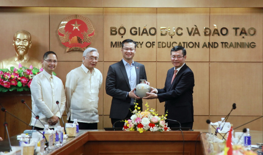 Thứ trưởng Nguyễn Văn Phúc tặng quà lưu niệm cho đoàn công tác của Ủy ban Giáo dục Quốc hội Philippines.