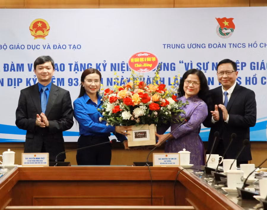 Thứ trưởng Nguyễn Thị Kim Chi, Vụ trưởng Trần Văn Đạt tặng hoa chúc mừng các đồng chí lãnh đạo Trung ương Đoàn.