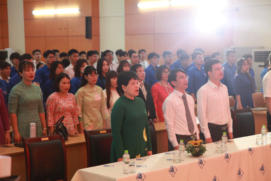 Các đại biểu dự lễ kết nạp Đảng.