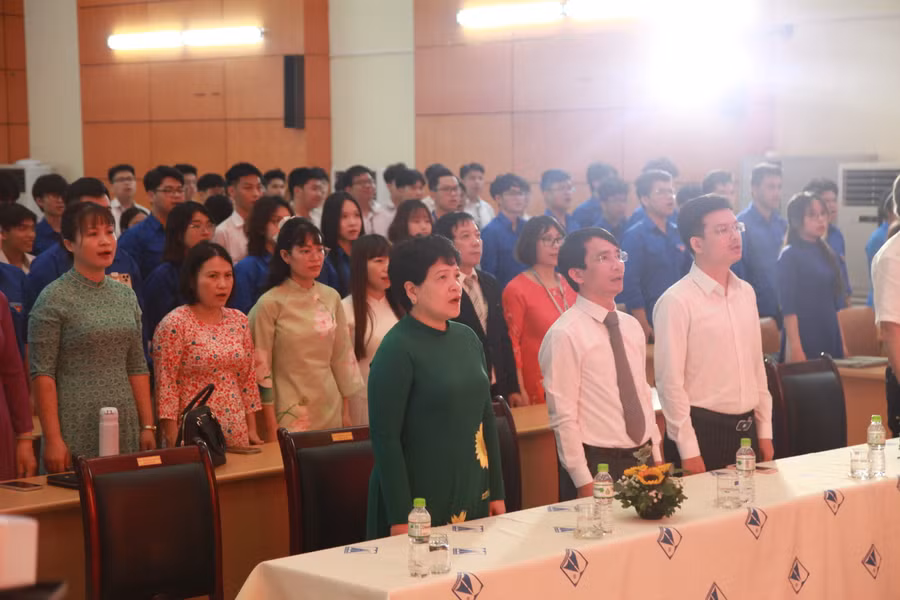 Các đại biểu dự lễ kết nạp Đảng.