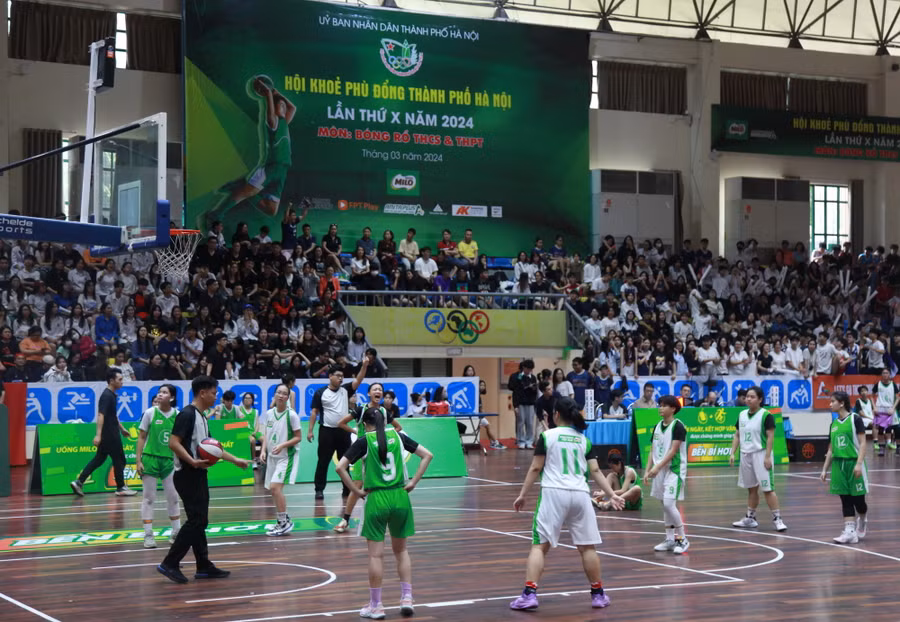 Trận đấu trong trận chung kết nữ THPT giữa hai đội THPT Phan Đình Phùng và THPT Yên Hòa.