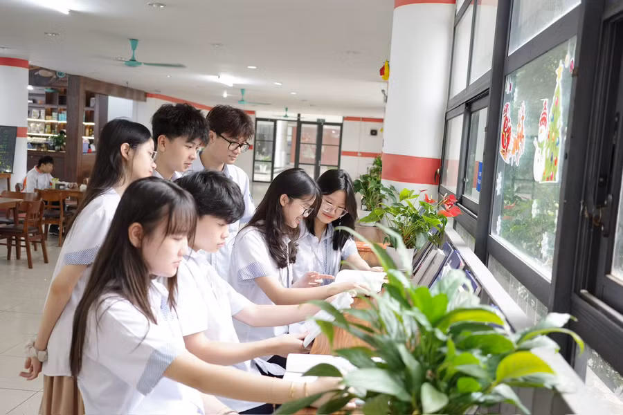 Học sinh được hòa mình trong không gian xanh.