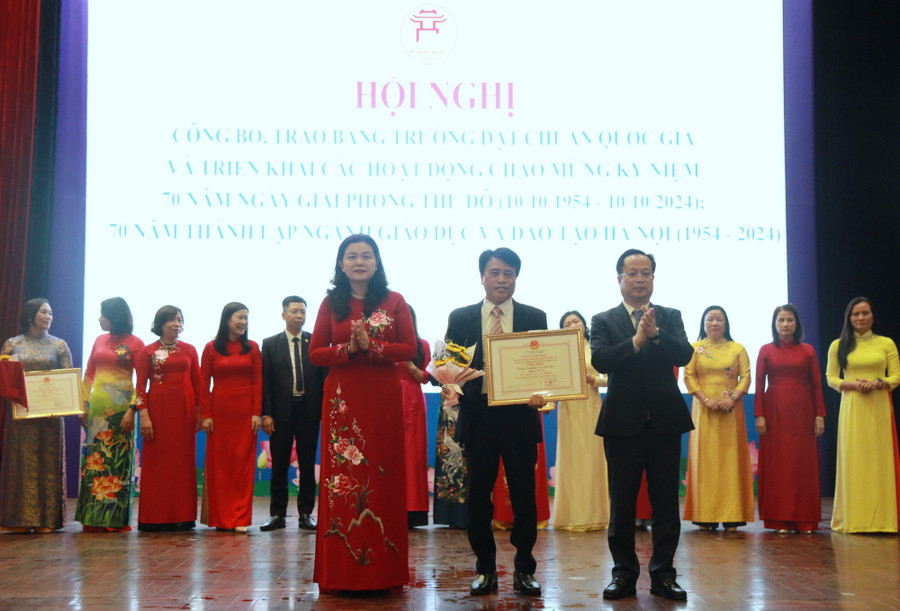 Giám đốc Sở GD&ĐT Hà Nội Trần Thế Cương, Phó Giám đốc Sở GD&ĐT Hà Nội Trần Lưu Hoa trao bằng công nhận trường đạt chuẩn quốc gia cho các đơn vị. Giám đốc Sở GD&ĐT Hà Nội Trần Thế Cương, Phó Giám đốc Sở GD&ĐT Hà Nội Trần Lưu Hoa trao bằng công nhận trường đạt chuẩn quốc gia cho các đơn vị.