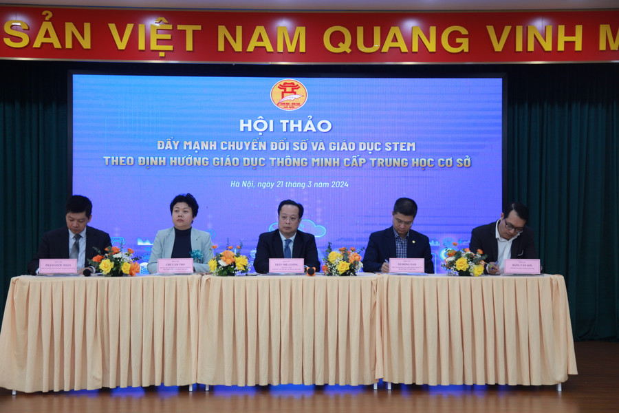 Giám đốc Sở GD&ĐT Hà Nội Trần Thế Cương (giữa) điều hành phần thảo luận. Giám đốc Sở GD&ĐT Hà Nội Trần Thế Cương (giữa) điều hành phần thảo luận.