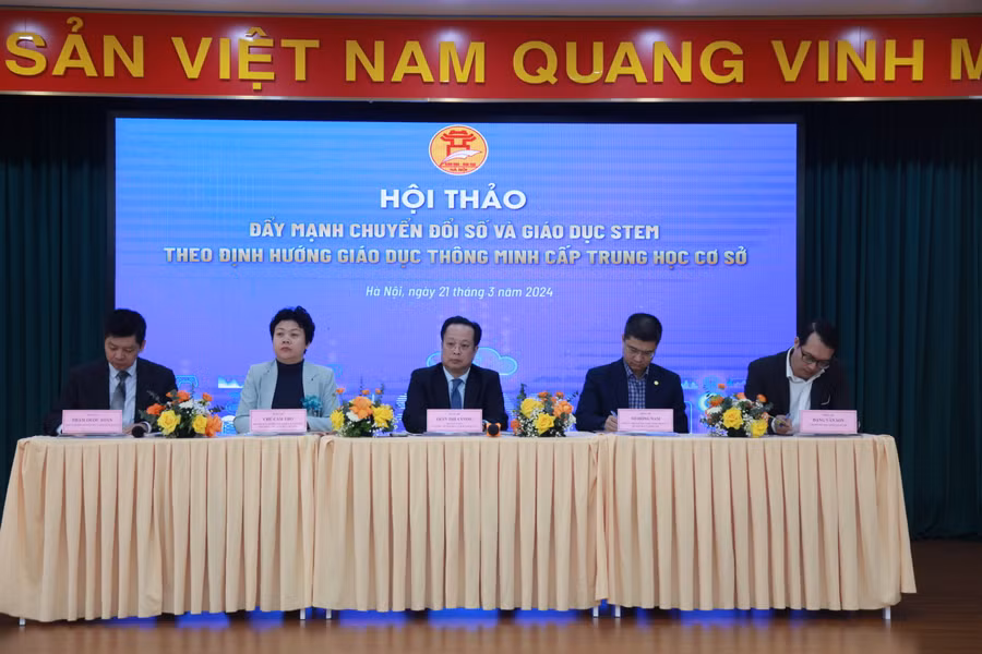 Giám đốc Sở GD&amp;ĐT Hà Nội Trần Thế Cương (giữa) điều hành phần thảo luận.