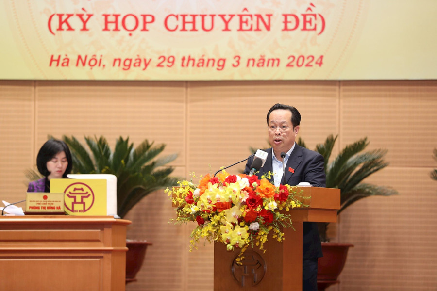 Giám đốc Sở GD&ĐT Hà Nội Trần Thế Cương báo cáo tờ trình tại kỳ họp. Giám đốc Sở GD&ĐT Hà Nội Trần Thế Cương báo cáo tờ trình tại kỳ họp.