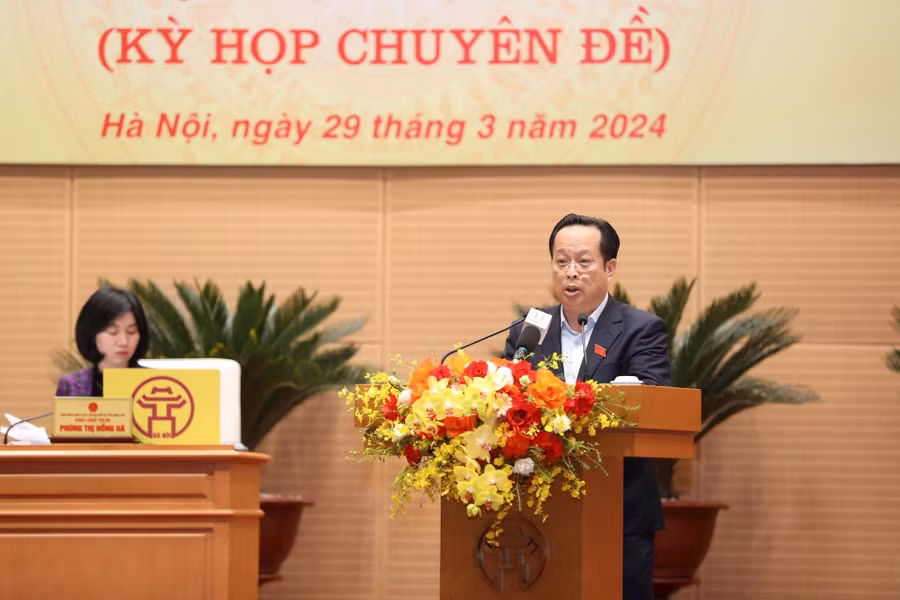 Giám đốc Sở GD&amp;ĐT Hà Nội Trần Thế Cương báo cáo tờ trình tại kỳ họp.