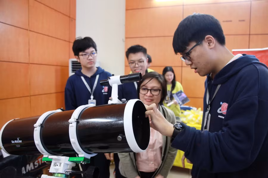 Mô hình kính thiên văn của câu lạc bộ Amstronomy Trường THPT chuyên Hà Nội - Amsterdam khiến các đại biểu ngạc nhiên, thích thú. Mô hình kính thiên văn của câu lạc bộ Amstronomy Trường THPT chuyên Hà Nội - Amsterdam khiến các đại biểu ngạc nhiên, thích thú.