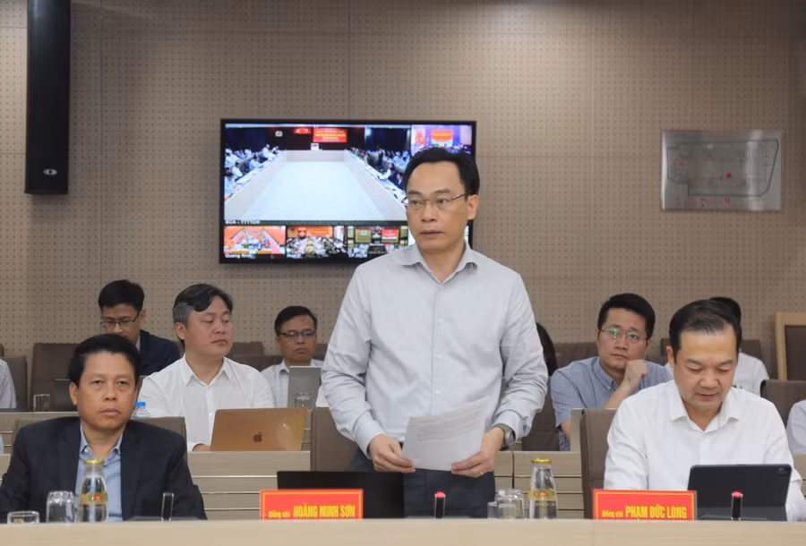 Thứ trưởng Bộ GD&ĐT Hoàng Minh Sơn tham luận tại phiên họp.